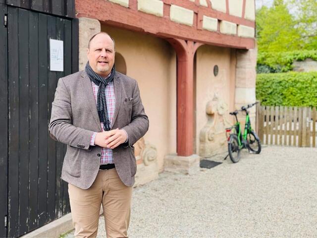 Bürgermeister Christian Vogel bei der Eröffnung des sanierten Hesperidengarten in St. Johannis.  | Foto: oh/Christian Vogel