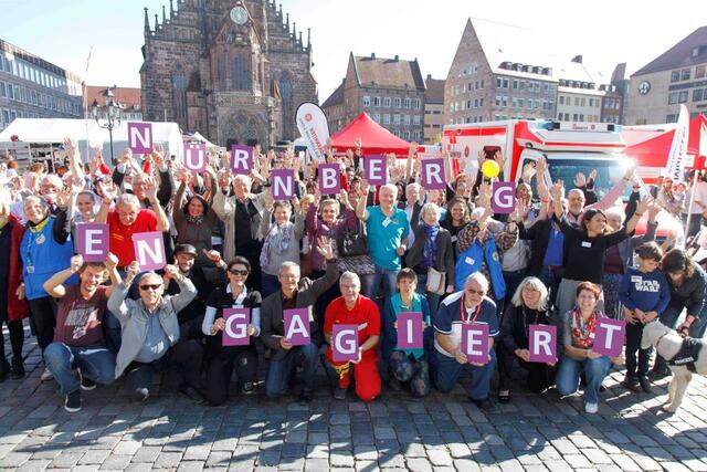 Ehrenamtliches Engagement wird in Nürnberg groß geschrieben: Daher sind auch über 100.000 Bürgerinnen und Bürger mit dabei. Das Foto – aufgenommen in Zeiten vor Corona – zeigt nur einen kleinen Teil der Engagierten.  | Foto: Stadt Nürnberg / Giulia Ianicelli