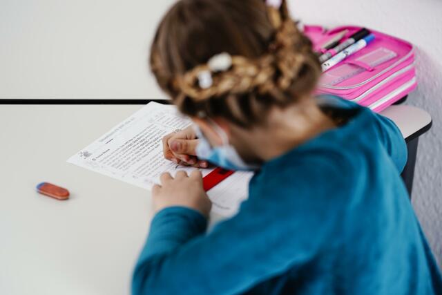 Das Bundeskabinett will heute das geplante Aufholprogramm für Kinder und Jugendliche auf den Weg bringen.  | Foto: Uwe Anspach/dpa