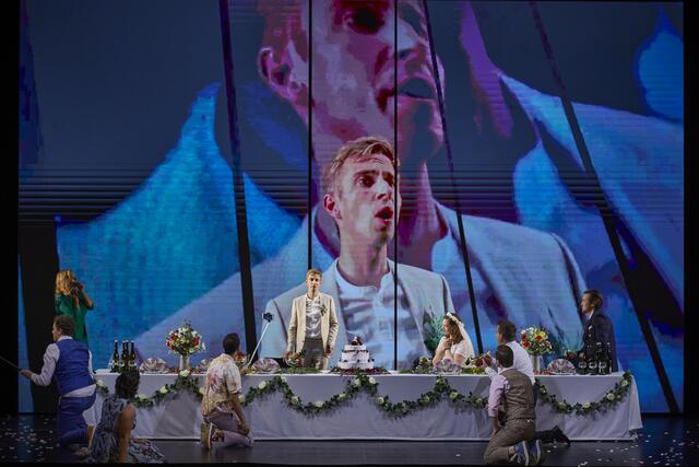 Im Bild (v.li.n.re.): Martin Platz (Orfeo), Julia Grüter (Euridice),
Ensemble Staatstheater Nürnberg Oper und Mitglieder des Internationalen Opernstudios. | Foto: Ludwig Olah/Staatstheater Nürnberg