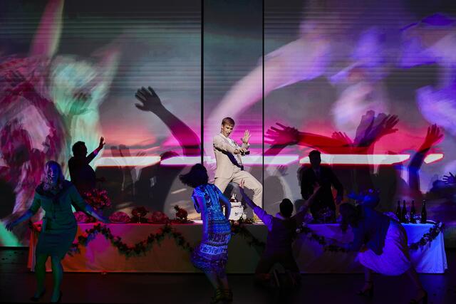 Im Bild (v.li.n.re.): Martin Platz (Orfeo), Ensemble Staatstheater Nürnberg Oper und Mitglieder des Internationalen Opernstudios. | Foto: Ludwig Olah/Staatstheater Nürnberg