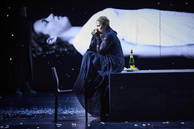 Im Bild: Almerija Delic (Proserpina), Julia Grüter (Euridice, im Video).  | Foto: Ludwig Olah/Staatstheater Nürnberg