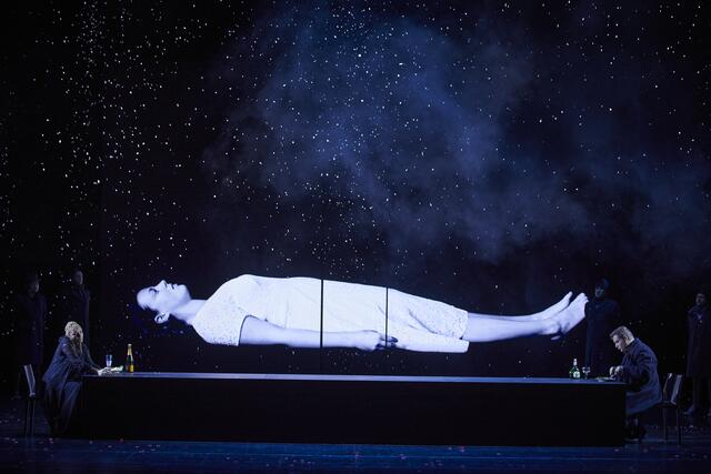 Im Bild (v.li.n.re.): Almerija Delic (Proserpina), Julia Grüter (Euridice, im Video), Nicolai Karnolsky (Pluto).  | Foto: Ludwig Olah/Staatstheater Nürnberg