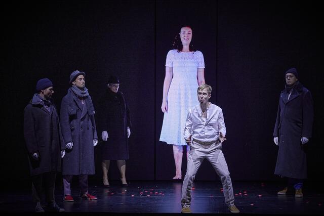 Im Bild (v.li.n.re.): Hans Kittelmann, Marlo Honselmann, Almerija Delic, Julia Grüter (Euridice, im Video), Martin Platz (Orfeo), Michal Rudzinski (Coro di Spiriti).  | Foto: Ludwig Olah/Staatstheater Nürnberg