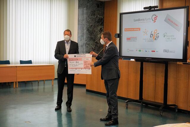 Stefan Hertel gibt im Namen der Egelseer-Stiftung in der Stiftergemeinschaft der Sparkasse Fürth 3.000 € für das Projekt BIG weiter. | Foto: Landratsamt Fürth