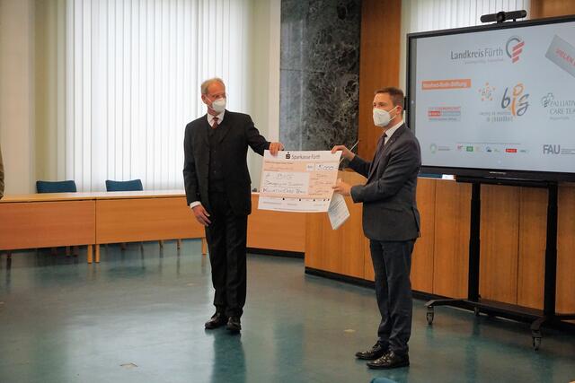 Dr. Hanke überreicht für das Palliativ-Care-Team einen Spendenscheck über 5.000 €. | Foto: Landratsamt Fürth