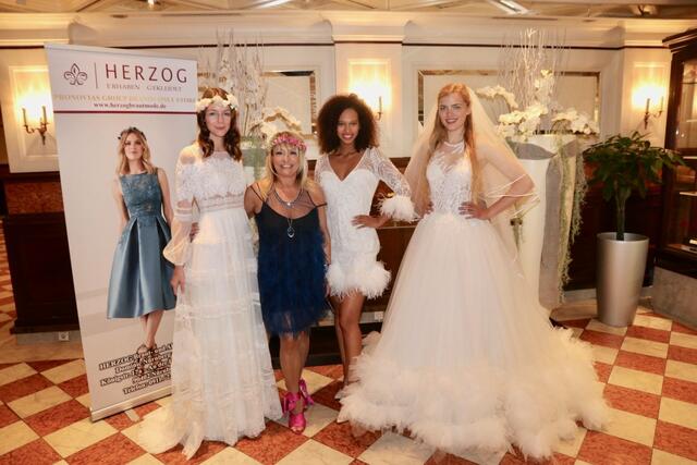 Die Chefin feiert: Herzog Braut- und Abendmode wird Pronovias Flagship Store. Ein Meilenstein! | Foto: Udo Dreier