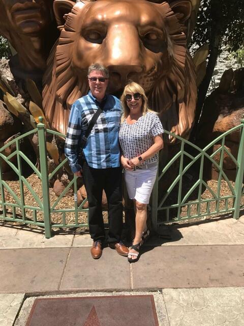 Mit Ehemann Detlef Armbrüster am Bronze-Monument für die weltberühmten Magier Siegfried &amp; Roy vor dem Hotel Mirage in Las Vegas (USA). Das Paar erlebte den schrecklichen Unfall vom 3. Oktober 2003 live in der Show. An Roys 59. Geburtstag griff einer der Tiger den gebürtigen Deutschen an und verletzte ihn lebensgefährlich. Er erholte sich nie wieder richtig davon. | Foto: Privat