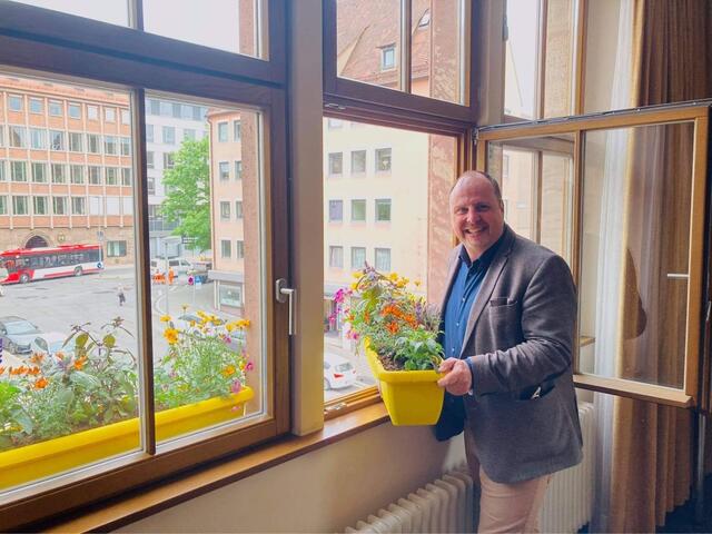 Nürnbergs Bürgermeister Christian Vogel freut sich sehr über die bienenfreundlichen Blumenkästen an den Fenstern des Rathauses.  | Foto: oh/Christian Vogel