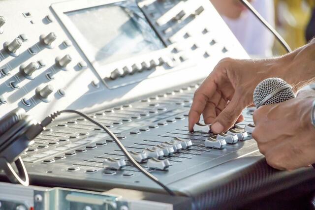 Beim Soundcheck sollte das Klangbild sowohl für das Publikum als auch für den Künstler perfekt abgestimmt werden.