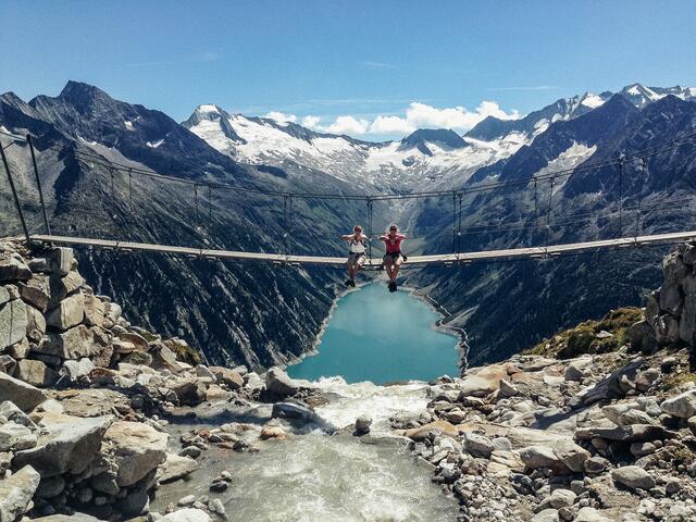 Atemberaubend: die Hängebrücke vor dem Schlegeisspeicher. | Foto: Michael Huber / Tirolerhof Tux