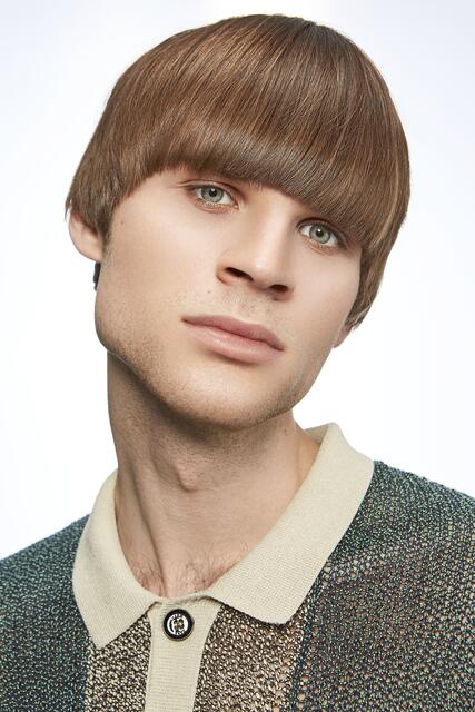 Auch bei den Männern ist der Bowl Cut diesen Sommer definitiv wieder angesagt. Die Trendfrisur geht auf die britische Pop-Kultur zurück und wird gerade wahnsinnig gehyped. Das Haar wird 2021 aber insgesamt länger getragen - der komplette Hinterkopf und die Seiten werden dabei stufig gearbeitet und die gesamte Oberkopfpartie bleibt im Kontrast dazu voll und kompakt. Das bedeutet neben längeren Konturen auch eine sehr ausgeprägte Ponypartie. Der Stil: eine Mischung aus Retro-Feeling und Extravaganz. | Foto: ZENTRALVERBAND DES DEUTSCHEN FRISEURHANDWERKS