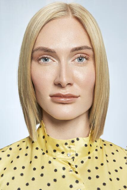Hinten Bob vorne Shag, so zeigt sich der Blunt Cut in dieser Saison. In der Vorderpartie sorgt die Stufung für Abwechslung und einen modernen Look bei der It-Frisur. Die Stufung kreiert Volumen und sieht auch in Kombination mit stylischen Frisuren wie Pferdeschwänzen und Buns durch herausfallende Strähnen einfach richtig lässig aus. Super sleek gestylt mit Mittelscheitel und in Honigblond sieht seine Trägerin aus wie von der Sonne geküsst. | Foto: ZENTRALVERBAND DES DEUTSCHEN FRISEURHANDWERKS