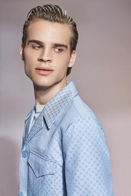 Trendgespür beweist man im Sommer 2021 auch mit einem Slick-Back im Wet-Look. Das längere Deckhaar wird dabei einfach lässig mit einem klassischen Gel nach hinten gekämmt. Dabei sollte man nicht zu akkurat vorgehen, um die Lässigkeit des Looks zu erhalten. Ein ultimativer Sommer-Look der auch absolut alltagstauglich ist. | Foto: ZENTRALVERBAND DES DEUTSCHEN FRISEURHANDWERKS