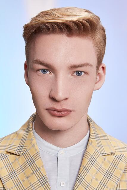 Ein Spagat zwischen Coolness und Eleganz. Der Sidepart ist ein echter Frisuren-Klassiker, den Männer schon in den 40er Jahren trugen. Hier bleibt das Haar am Oberkopf länger, zu den Seiten hin wird es wesentlich kürzer, aber mit weichen Übergängen. Am besten betont man diesen Haarschnitt, wenn man das Haar sleek und akkurat mit Seitenscheitel trägt. Der Sidepart wirkt clean, professionell und absolut zeitlos. | Foto: ZENTRALVERBAND DES DEUTSCHEN FRISEURHANDWERKS