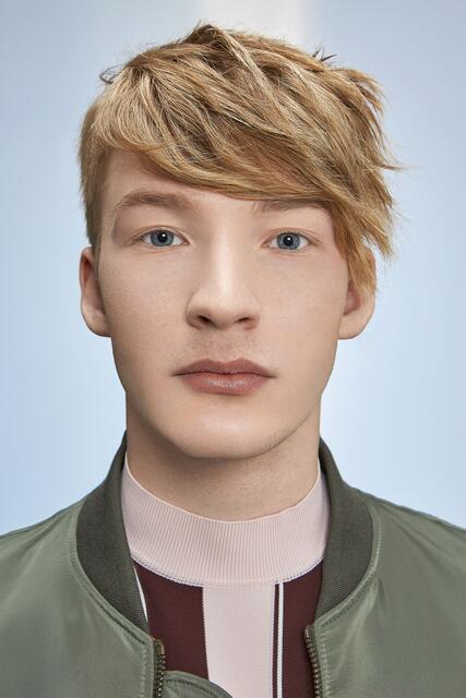 Durch das längere Deckhaar ist der Haarschnitt richtig vielseitig, er kann super smart und sleek gestylt werden oder aber wie hier undone und messy. Die längere Partie darf also ruhig etwas wilder gestylt werden. Das strukturierte Finish wird durch Einkneten einer Mattpaste erreicht. Der rotblonde Farbton mit den goldenen Highlights unterstützt den lässigen und unangestrengten Look. | Foto: ZENTRALVERBAND DES DEUTSCHEN FRISEURHANDWERKS