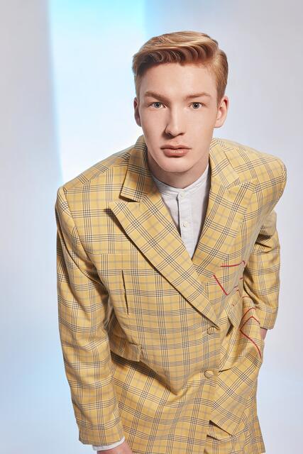 Ein Spagat zwischen Coolness und Eleganz. Der Sidepart ist ein echter Frisuren-Klassiker, den Männer schon in den 40er Jahren trugen. Hier bleibt das Haar am Oberkopf länger, zu den Seiten hin wird es wesentlich kürzer, aber mit weichen Übergängen. Am besten betont man diesen Haarschnitt, wenn man das Haar sleek und akkurat mit Seitenscheitel trägt. Der Sidepart wirkt clean, professionell und absolut zeitlos. | Foto: ZENTRALVERBAND DES DEUTSCHEN FRISEURHANDWERKS