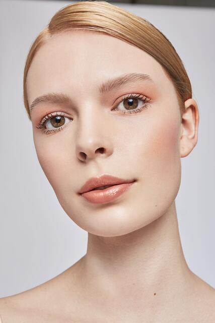 Das natürliche und frische Tages-Make-up überzeugt mit Shades of Apricot. Motto bei der Grundierung: „So wenig wie möglich, so viel wie nötig!“. Beim Augen-Make-up darf es dann aber etwas mehr sein. Hier werden drei Apricot-Töne gelayert - von hell nach dunkel und von matt nach glänzend. Für einen natürlichen Look werden die Augenbrauen mit einer Spiralbürste und einem farblosen Augenbrauengel geliftet. Die Wimpern werden in Burgundy kräftig getuscht und für einen strahlend-sommerlichen Teint wird ein Rouge in leichtem Apricot aufgetragen. Die Lippen werden ebenfalls mit einem apricotfarbenem Lipgloss in Szene gesetzt. | Foto: ZENTRALVERBAND DES DEUTSCHEN FRISEURHANDWERKS