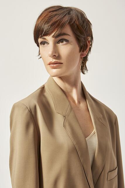Der Bowl Cut sorgt für coole Retro-Vibes und lässt
sich unterschiedlich in Szene setzen, von elegant
bis lässig. Für das casual Styling wird die Struktur
des Haarschnittes und die natürliche Bewegung
der Haare mit einer Stylingcreme unterstützt. Einfach das Produkt im feuchten Haar verteilen und Föhnen oder Lufttrocknen lassen. Die perfekte Kurzhaarfrisur für laue Sommernächte. | Foto: ZENTRALVERBAND DES DEUTSCHEN FRISEURHANDWERKS