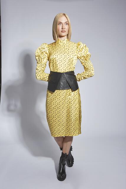 Hinten Bob vorne Shag, so zeigt sich der Blunt Cut in dieser Saison. In der Vorderpartie sorgt die Stufung für Abwechslung und einen modernen Look bei der It-Frisur. Die Stufung kreiert Volumen und sieht auch in Kombination mit stylischen Frisuren wie Pferdeschwänzen und Buns durch herausfallende Strähnen einfach richtig lässig aus. Super sleek gestylt mit Mittelscheitel und in Honigblond sieht seine Trägerin aus wie von der Sonne geküsst. | Foto: ZENTRALVERBAND DES DEUTSCHEN FRISEURHANDWERKS