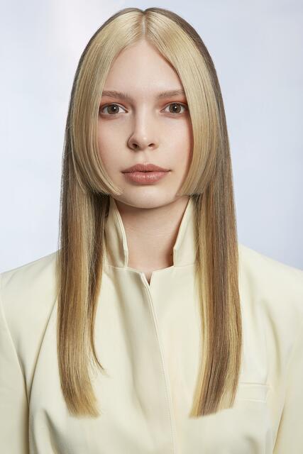 Curtain Bangs bis zum Kinn kombiniert mit Face Framing liegen voll im Trend und verleihen ihrer Trägerin durch den starken Kontrast einen toughen, selbstbewussten Look. Die komplette vordere Kontur wird hierfür aufgehellt und in einem sandigen Blondton eingefärbt. Die restlichen Haare bleiben drei Nuancen dunkler, um einen echten Kontrast zu erzielen. Super-sleek gestylt mit Mittelscheitel ist die Frisur ein absoluter Statement-Look für den Sommer! | Foto: ZENTRALVERBAND DES DEUTSCHEN FRISEURHANDWERKS