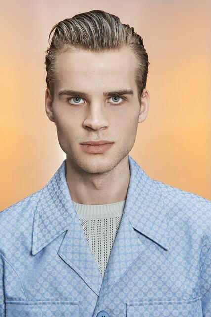 Trendgespür beweist man im Sommer 2021 auch mit einem Slick-Back im Wet-Look. Das längere Deckhaar wird dabei einfach lässig mit einem klassischen Gel nach hinten gekämmt. Dabei sollte man nicht zu akkurat vorgehen, um die Lässigkeit des Looks zu erhalten. Ein ultimativer Sommer-Look der auch absolut alltagstauglich ist. | Foto: ZENTRALVERBAND DES DEUTSCHEN FRISEURHANDWERKS