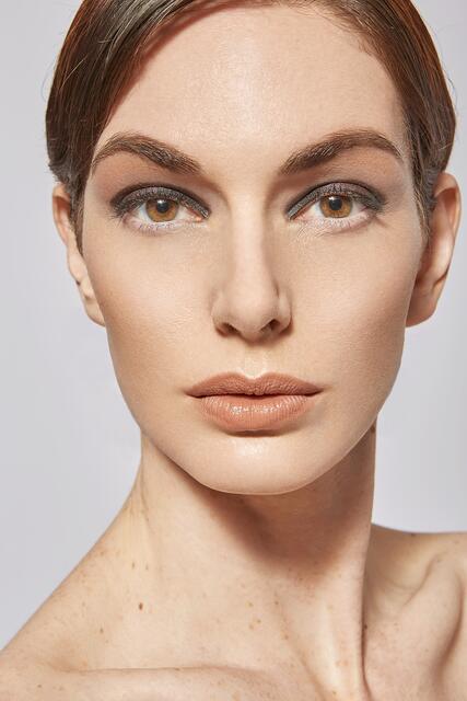 Smokey Eyes noch plakativer: Mit hart endender Kante wird am oberen Wimpernkranz ein kräftiger Eyeliner mit schwarzem Kajal gezogen. Mit dem gleichen Kajal wird für dieses spannende Abend-Make-up das bewegliche Lid ausgemalt. Anschließend wird die Fläche mit schwarzem Lidschatten fixiert und in der Mitte ein Spotlight in glänzendem Bordeaux aufgetragen. Für einen noch eindrucksvolleren Effekt wird lediglich der obere Wimpernkranz schwarz getuscht. Die Augenbrauen werden mit einem dunklen Augenbrauenpuder aufgefüllt und nach oben gebürstet und rahmen den Look ein. Vervollständigt wir das Make-up durch ein Contouring mit dezentem, dunklerem Powder und Lippen im matten Nude. | Foto: ZENTRALVERBAND DES DEUTSCHEN FRISEURHANDWERKS