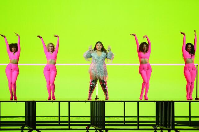 Sängerin Destiny (M.) beim ersten Halbfinale des Eurovision Song Contest (ESC) in der Ahoy Arena.  | Foto: Soeren Stache/dpa-Zentralbild/dpa