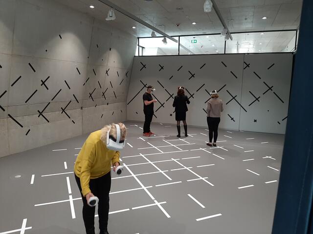 Marion Grether(vorne), Leiterin des Zukunftsmuseums, hat es sich nicht nehmen lassen, die VR-Zeitreise selbst auszuprobieren.