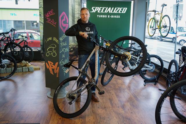 "downhill"-Geschäftsführer Oliver Schiemann präsentiert eines der vorrätigen Specialized-Bikes.