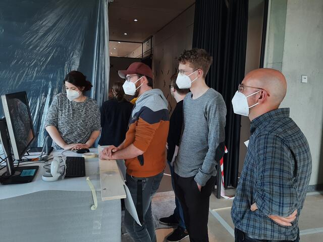 Diese Woche fand ein erster Testlauf der „Virtuellen Zeitreise“ im Ausstellungsbereich Raum und Zeit des Deutschen Museums Nürnberg statt. Bei der Zeitreise handelt es sich um eine unterhaltsame, vollvirtuelle und kooperative Herausforderung für bis zu vier Besucherinnen und Besucher, die sich völlig frei in einem virtuellen Raum bewegen, mit digitalen Gegenständen und auch miteinander interagieren können. | Foto: Deutsches Museum Nürnberg