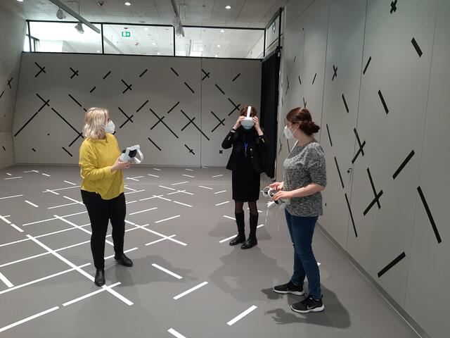 Marion Grether (l.), Leiterin des Zukunftsmuseums, hat es sich nicht nehmen lassen, die VR-Zeitreise selbst auszuprobieren.