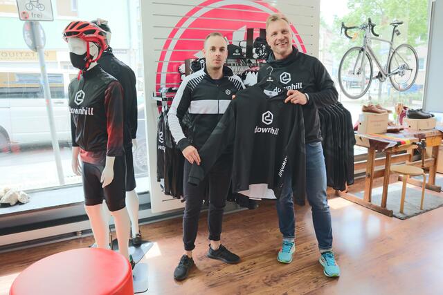 Philipp Knöchner (li.) und Geschäftsfüher Oliver Schiemann präsentieren stolz die von ihm selbst mit designte „downhill“-Collection. | Foto: Arthur Kreklau