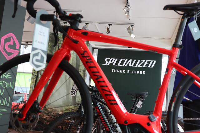 Die Specialized Bio-Bikes (also Räder ohne Motor), gibt es in Nürnberg exklusiv bei „downhill“. | Foto: Arthur Kreklau