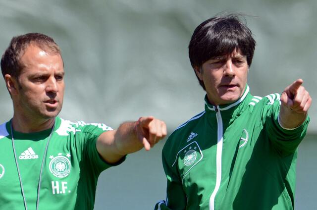 Hansi Flick arbeitete bereits als Assistent von Bundestrainer Joachim Löw für den DFB.  | Foto: Andreas Gebert/dpa 