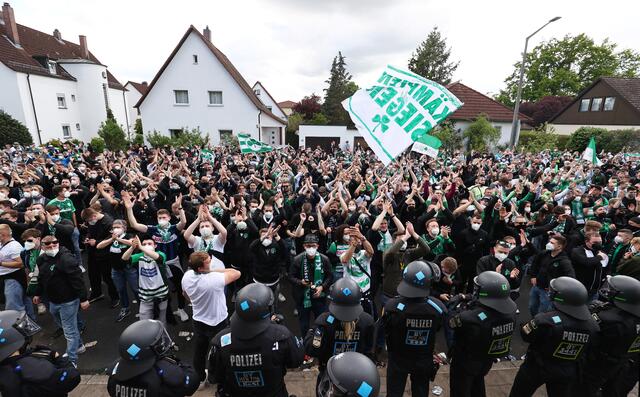 Beste Stimmung vor dem Sportpark Thomas Sommer. | Foto: Daniel Karmann/dpa