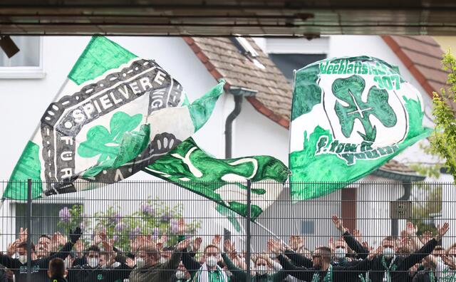 Rund 300 Fans fiebern vor dem Sportpark Ronhof / Thomas Sommer mit – und bejubeln frenetisch ihre Mannschaft. | Foto: Daniel Karmann/dpa