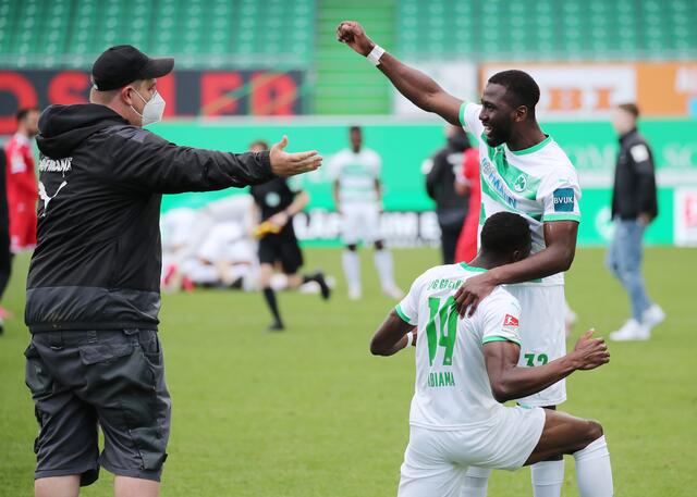 Dickson Abiama und Abdourahmane Barry feiern! | Foto: Daniel Karmann/dpa