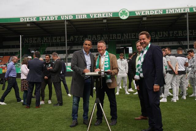 Im Ronhof trägt sich Sportdirektor Rachid Azzouzi (li.) im Beisein der Kleeblatt-Fans OB Dr. Thomas Jung, Bürgermeister Dietmar Helm, und Sport-Bürgermeister Markus Braun, ins Goldene Buch der Stadt ein. | Foto: Stadt Fürth, Mittelsdorf