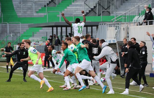 Am Ende gibt es kein Halten mehr: Team und Betreuer, stürmen den Platz, bejubeln den Siegtreffer von Dickson Abiama.
 | Foto: Daniel Karmann/dpa