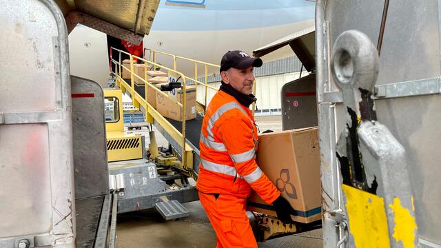Beim Ausladen der Schnelltests. | Foto: Christian Albrecht/Airport Nürnberg