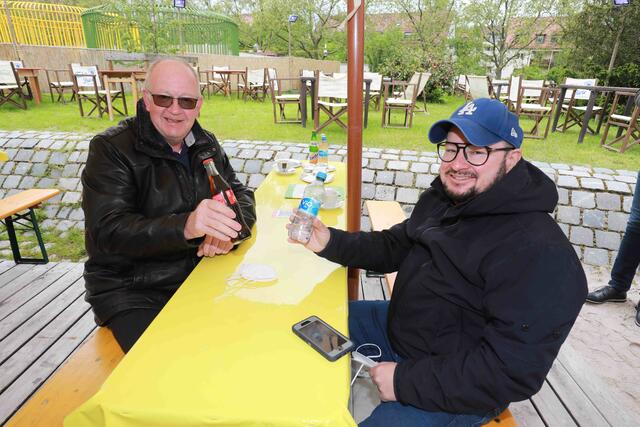 Zwei der vier Stadtstrand-Strategen: Rund 250.000 Euro
haben sie heuer allein in den Aufbau gesteckt. Im Bild
Peter Lössel (links) und Karl-Heinz Hartnagel. | Foto: Peter Maskow