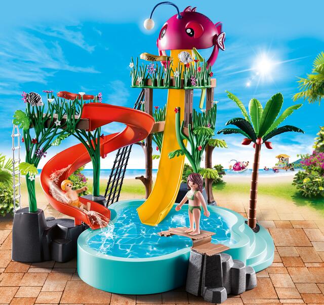Die verschiedenen Rutschen und das tolle Sprungbrett versprechen im Spielset „Aqua Park mit rutschen“ herrliches Planschvergnügen für alle Wasserratten. | Foto: PLAYMOBIL