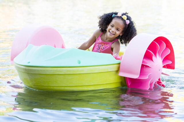 Die bunten Power-Paddelboote laden Kinder ab 4 Jahren
zu einer Rundfahrt auf dem Paddelsee ein. | Foto: PLAYMOBIL