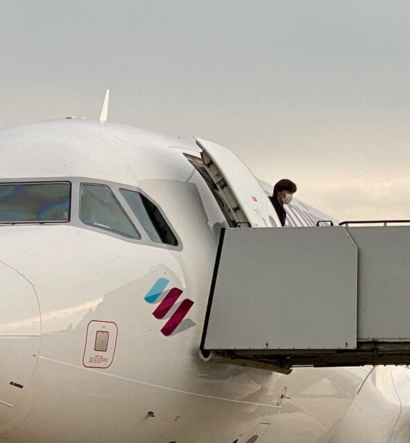 Nationaltrainer Jogi Löw steigt als erster aus der Maschine. | Foto: Peter Maskow