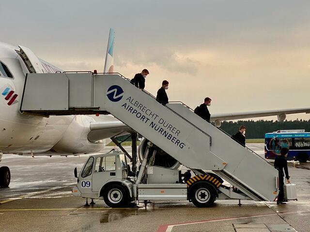 Die Deutsche Fußballnationalmannschaft landet auf dem Flughafen Nürnberg "Albrecht Dürer" und fährt weiter ins Trainingslager nach Herzogenaurach. | Foto: Peter Maskow