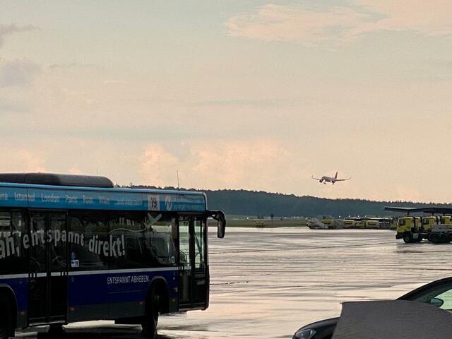 Eurowings-Flug 5228 aus Düsseldorf mit der Fußballnationalmannschaft fliegt ein. | Foto: Peter Maskow