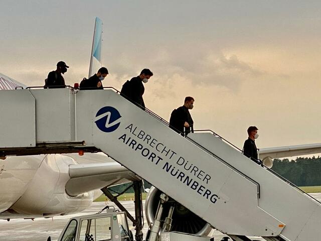 Das Team verlässt den Flieger. | Foto: Peter Maskow