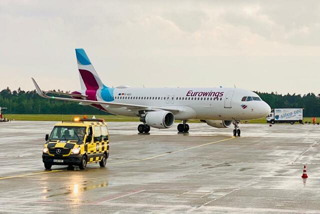 Die Maschine mit DER MANNSCHAFT rollt auf ihre Parkposition. | Foto: Peter Maskow
