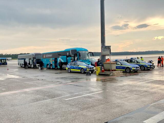 Die Deutsche Fußballnationalmannschaft landet auf dem Flughafen Nürnberg "Albrecht Dürer" und fährt weiter ins Trainingslager nach Herzogenaurach. | Foto: Peter Maskow